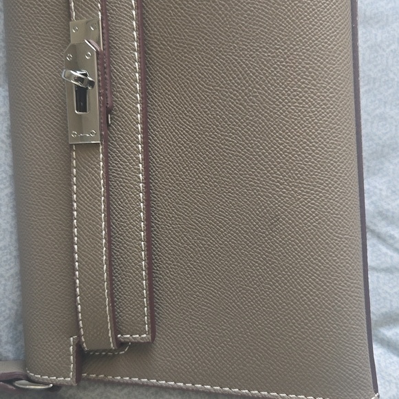 Tan Structured Leather Shoulder Bag with Metal Clasp - Picture 2 of 6